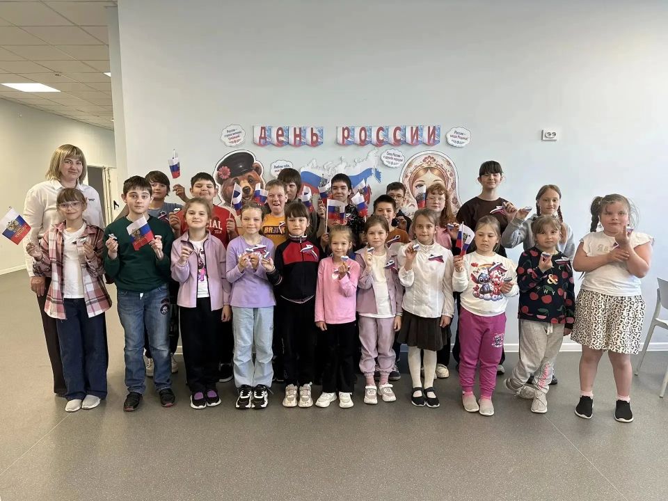 В преддверии Дня России в детских садах и пришкольных лагерях Мурманской области прошли праздничные мероприятия, посвящённые одному из самых важных государственных праздников В преддверии Дня России в детских садах и пришкольных лагерях Мурманской области прошли праздничные мероприятия, посвящённые одному из самых важных государственных праздников