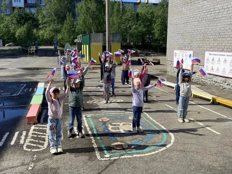 В преддверии Дня России в детских садах и пришкольных лагерях Мурманской области прошли праздничные мероприятия, посвящённые одному из самых важных государственных праздников В преддверии Дня России в детских садах и пришкольных лагерях Мурманской области прошли праздничные мероприятия, посвящённые одному из самых важных государственных праздников