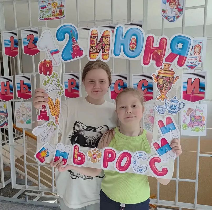 В преддверии Дня России в детских садах и пришкольных лагерях Мурманской области прошли праздничные мероприятия, посвящённые одному из самых важных государственных праздников В преддверии Дня России в детских садах и пришкольных лагерях Мурманской области прошли праздничные мероприятия, посвящённые одному из самых важных государственных праздников
