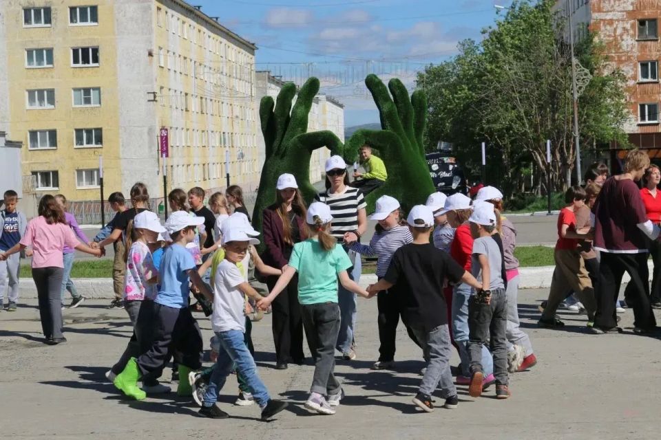 В преддверии Дня России в детских садах и пришкольных лагерях Мурманской области прошли праздничные мероприятия, посвящённые одному из самых важных государственных праздников В преддверии Дня России в детских садах и пришкольных лагерях Мурманской области прошли праздничные мероприятия, посвящённые одному из самых важных государственных праздников