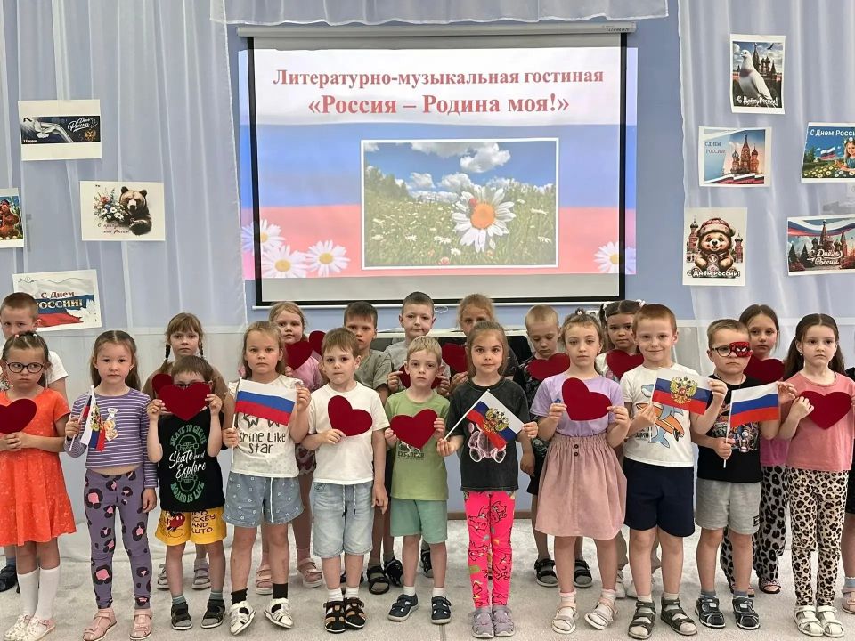 В преддверии Дня России в детских садах и пришкольных лагерях Мурманской области прошли праздничные мероприятия, посвящённые одному из самых важных государственных праздников В преддверии Дня России в детских садах и пришкольных лагерях Мурманской области прошли праздничные мероприятия, посвящённые одному из самых важных государственных праздников