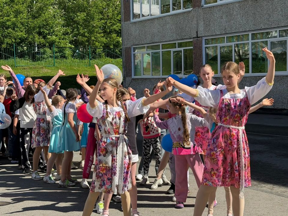 В преддверии Дня России в детских садах и пришкольных лагерях Мурманской области прошли праздничные мероприятия, посвящённые одному из самых важных государственных праздников В преддверии Дня России в детских садах и пришкольных лагерях Мурманской области прошли праздничные мероприятия, посвящённые одному из самых важных государственных праздников