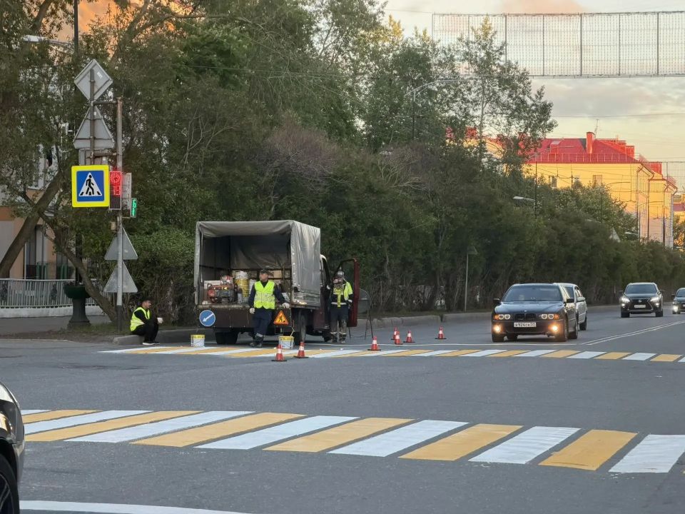 В центре Мурманска продолжаются работы по нанесению дорожной разметки В центре Мурманска продолжаются работы по нанесению дорожной разметки