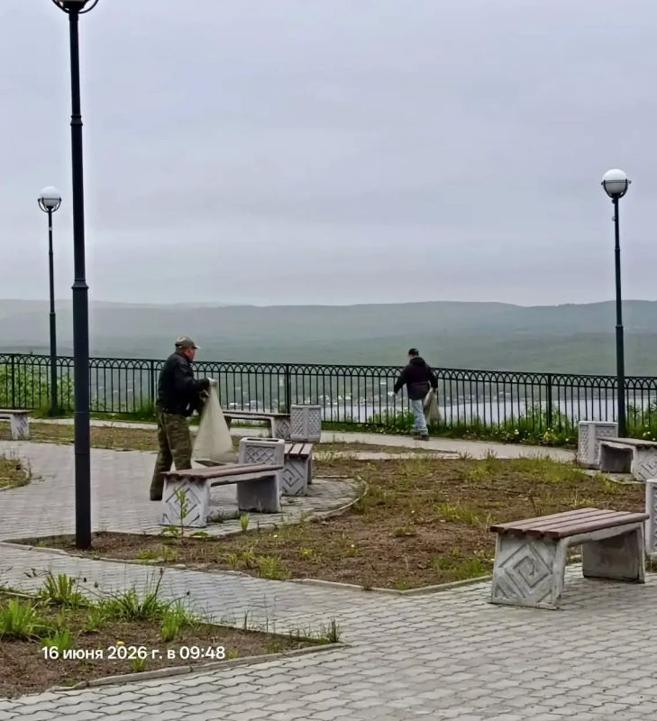 Работа городских служб не прекращается ни на день, чтобы общественные пространства города-героя оставались ухоженными Работа городских служб не прекращается ни на день, чтобы общественные пространства города-героя оставались ухоженными
