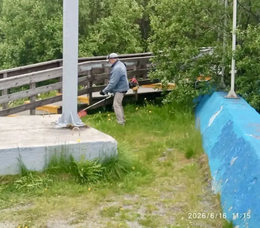 Работа городских служб не прекращается ни на день, чтобы общественные пространства города-героя оставались ухоженными Работа городских служб не прекращается ни на день, чтобы общественные пространства города-героя оставались ухоженными