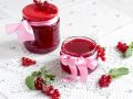 Секреты вкусного зимнего угощения: как сохранить богатый урожай красной смородины