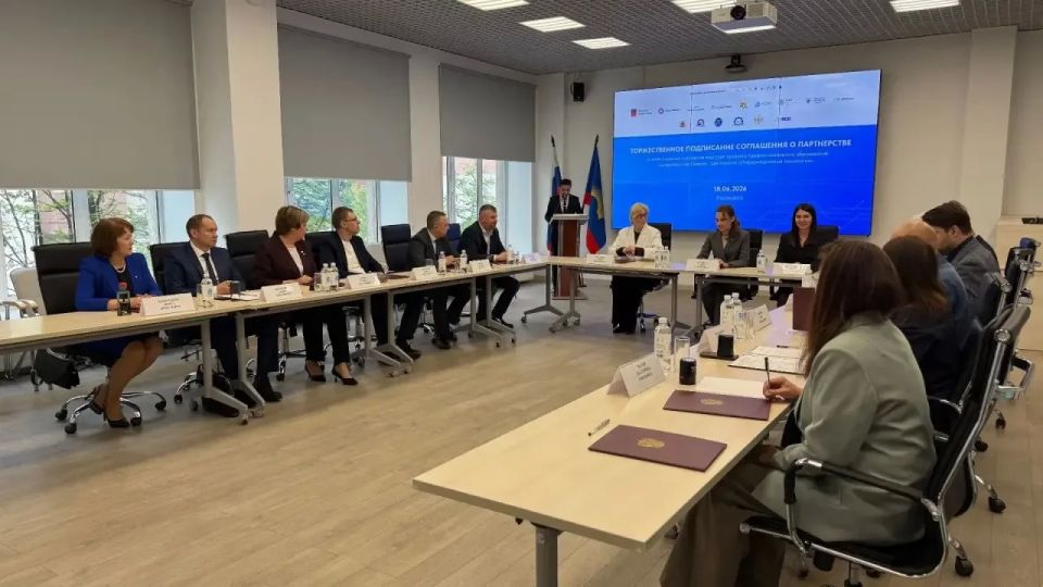 В министерстве образования и науки подписано соглашение о партнёрстве по созданию и развитию кластера среднего профессионального образования «Цифровой код Севера» в рамках федерального проекта «Профессионалитет» В министерстве образования и науки подписано соглашение о партнёрстве по созданию и развитию кластера среднего профессионального образования «Цифровой код Севера» в рамках федерального проекта «Профессионалитет»