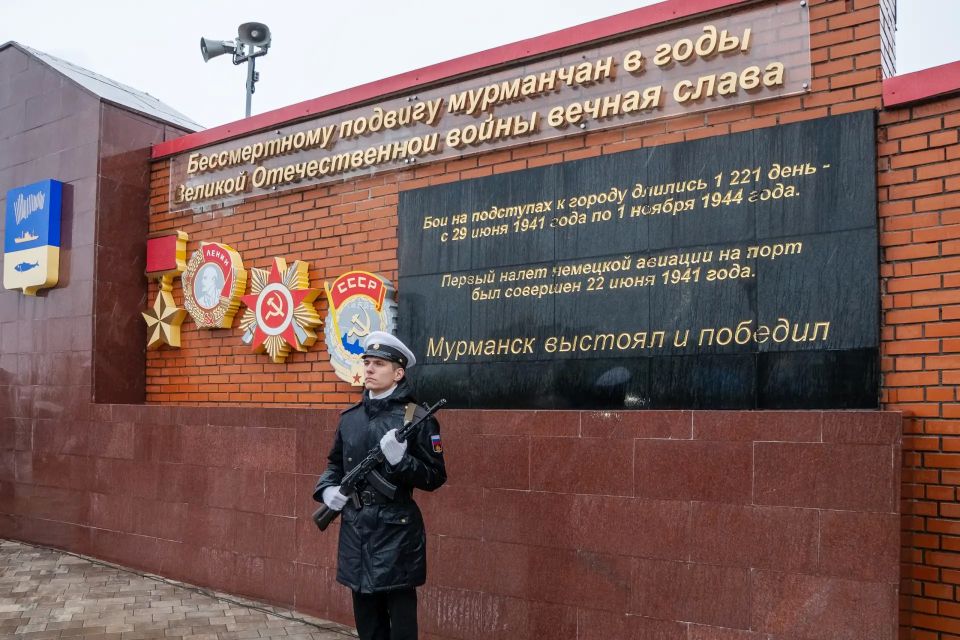 Сотни мурманчан собрались у мемориала стойкости и мужества Сотни мурманчан собрались у мемориала стойкости и мужества