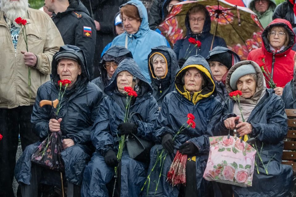 Сотни мурманчан собрались у мемориала стойкости и мужества Сотни мурманчан собрались у мемориала стойкости и мужества