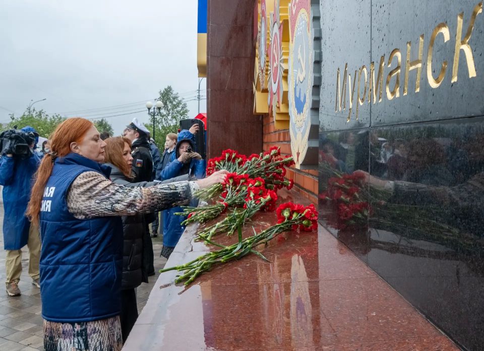 Сотни мурманчан собрались у мемориала стойкости и мужества Сотни мурманчан собрались у мемориала стойкости и мужества