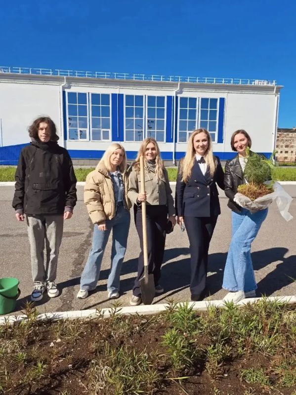 Сотрудники Заозерского теризбиркома высадили кедры, продолжив легенду солдат Западной Лицы Сотрудники Заозерского теризбиркома высадили кедры, продолжив легенду солдат Западной Лицы