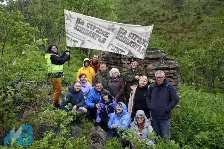 Мурманские журналисты и писатели побывали в "Литературной землянке" на полуострове Средний Мурманские журналисты и писатели побывали в "Литературной землянке" на полуострове Средний