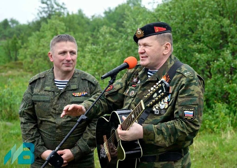Мурманские журналисты и писатели побывали в "Литературной землянке" на полуострове Средний Мурманские журналисты и писатели побывали в "Литературной землянке" на полуострове Средний