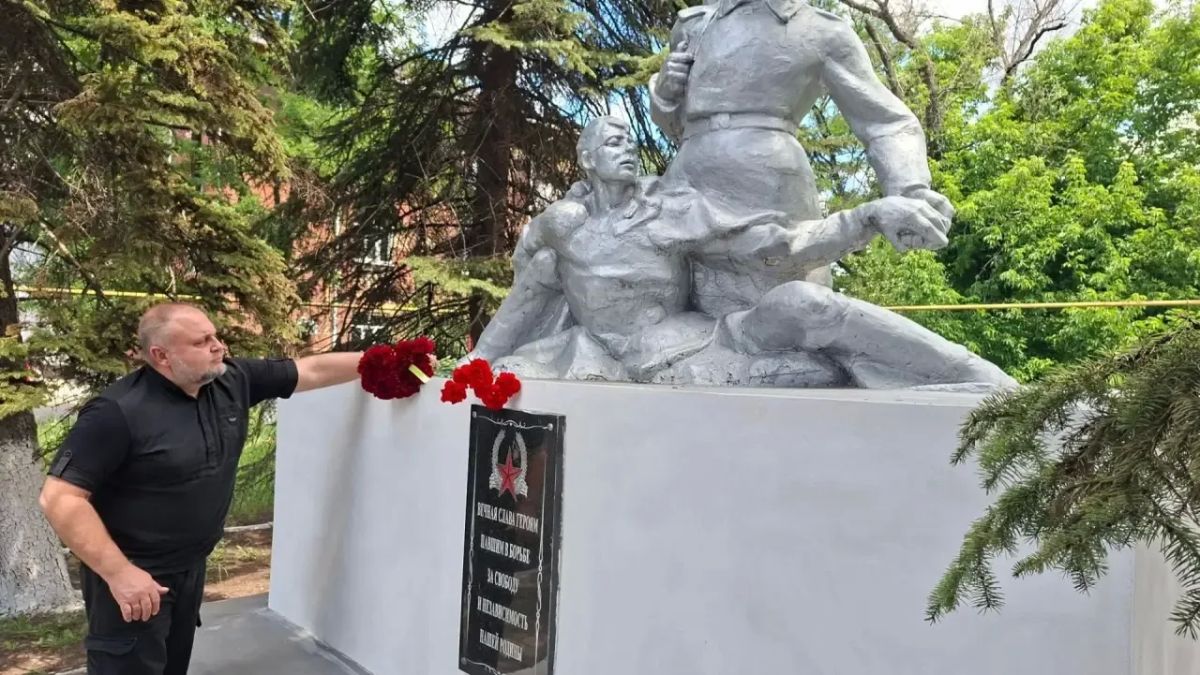 Сегодня, в день памяти и скорби, когда страна вспоминает трагические события 22 июня 1941 года, в Горняцком внутригородском районе в рамках акции «Нам не дано забыть» состоялось возложение цветов к памятнику «Братская могила... Сегодня, в день памяти и скорби, когда страна вспоминает трагические события 22 июня 1941 года, в Горняцком внутригородском районе в рамках акции «Нам не дано забыть» состоялось возложение цветов к памятнику «Братская могила...