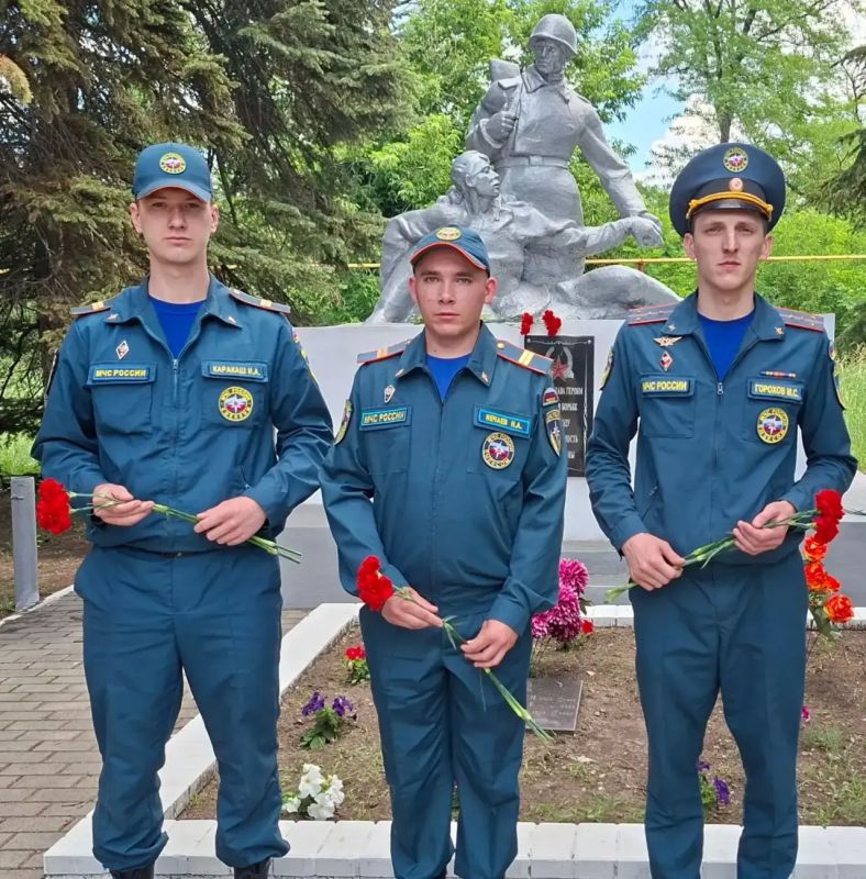 Сегодня, в день памяти и скорби, когда страна вспоминает трагические события 22 июня 1941 года, в Горняцком внутригородском районе в рамках акции «Нам не дано забыть» состоялось возложение цветов к памятнику «Братская могила... Сегодня, в день памяти и скорби, когда страна вспоминает трагические события 22 июня 1941 года, в Горняцком внутригородском районе в рамках акции «Нам не дано забыть» состоялось возложение цветов к памятнику «Братская могила...