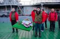 В День памяти и скорби в Баренцевом море возложили на воду венок в память о героической гибели сторожевого корабля «Туман»