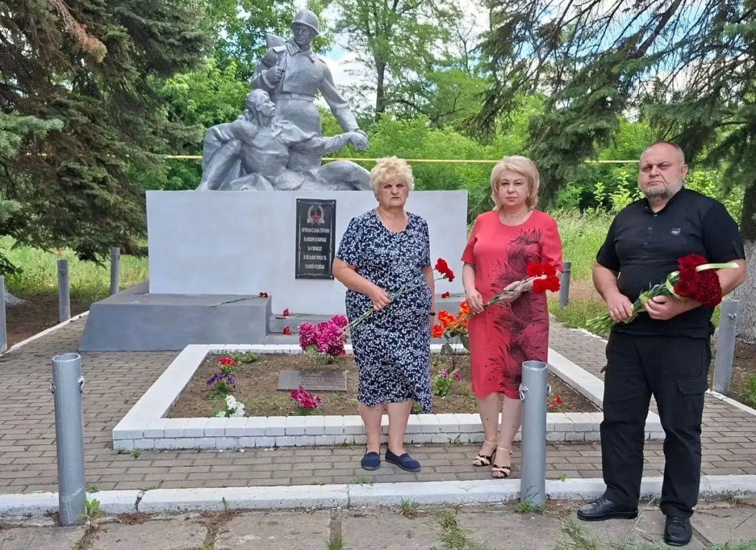 Сегодня, в день памяти и скорби, когда страна вспоминает трагические события 22 июня 1941 года, в Горняцком внутригородском районе в рамках акции «Нам не дано забыть» состоялось возложение цветов к памятнику «Братская могила... Сегодня, в день памяти и скорби, когда страна вспоминает трагические события 22 июня 1941 года, в Горняцком внутригородском районе в рамках акции «Нам не дано забыть» состоялось возложение цветов к памятнику «Братская могила...