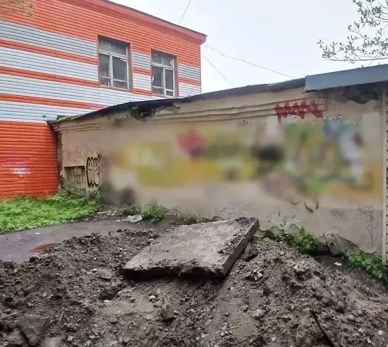 Было: фасады в «росписях» неизвестных художников Было: фасады в «росписях» неизвестных художников
