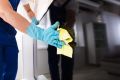 Как безопасно очистить экран телевизора: важные советы