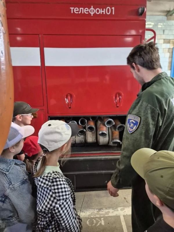 Дежурный караул ПЧ-31 Кировского филиала ГПС Управления по ГОЧС и ПБ Мурманской области принимал юных гостей – ребят из детского лагеря апатитской школы №7 Дежурный караул ПЧ-31 Кировского филиала ГПС Управления по ГОЧС и ПБ Мурманской области принимал юных гостей – ребят из детского лагеря апатитской школы №7