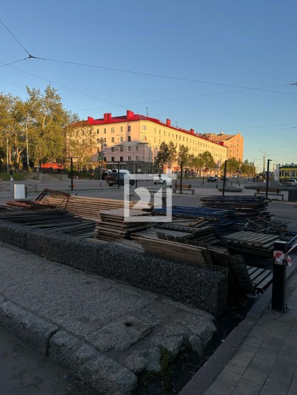 Фасад вокзала в Мурманске приводят в порядок Фасад вокзала в Мурманске приводят в порядок