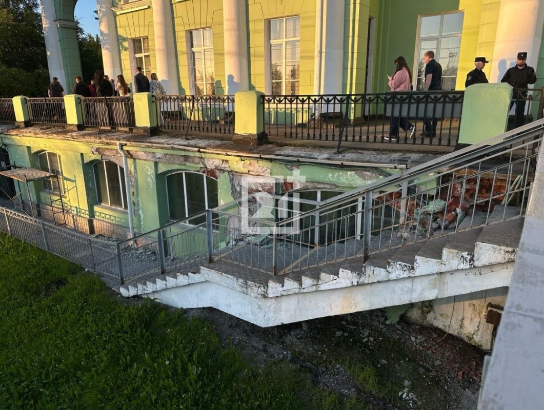 Фасад вокзала в Мурманске приводят в порядок Фасад вокзала в Мурманске приводят в порядок