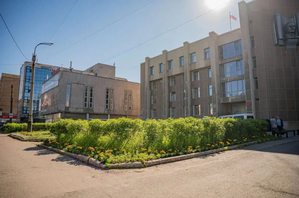 Специалисты «Мурманских городских парков и скверов» продолжают преображать Мурманск Специалисты «Мурманских городских парков и скверов» продолжают преображать Мурманск