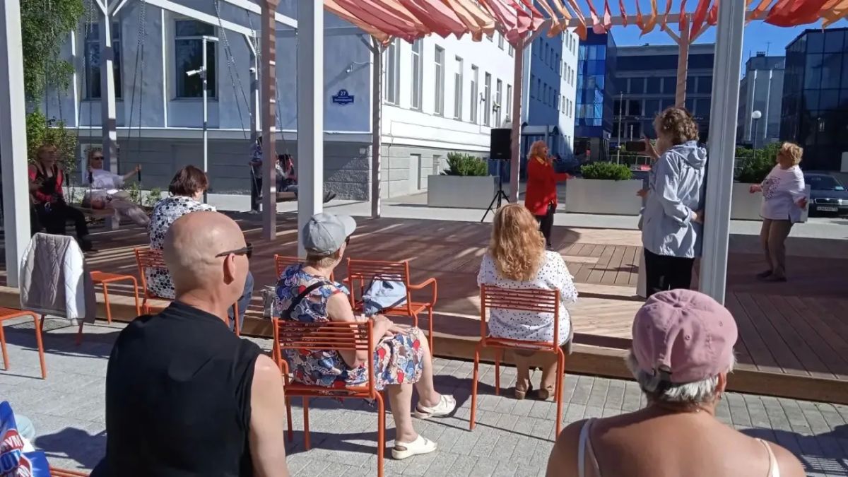 В минувшие выходные улица Ленинградская стала центром притяжения жителей и гостей города — в рамках проекта «Мурманский Арбат» здесь прошла насыщенная культурнодосуговая программа В минувшие выходные улица Ленинградская стала центром притяжения жителей и гостей города — в рамках проекта «Мурманский Арбат» здесь прошла насыщенная культурнодосуговая программа