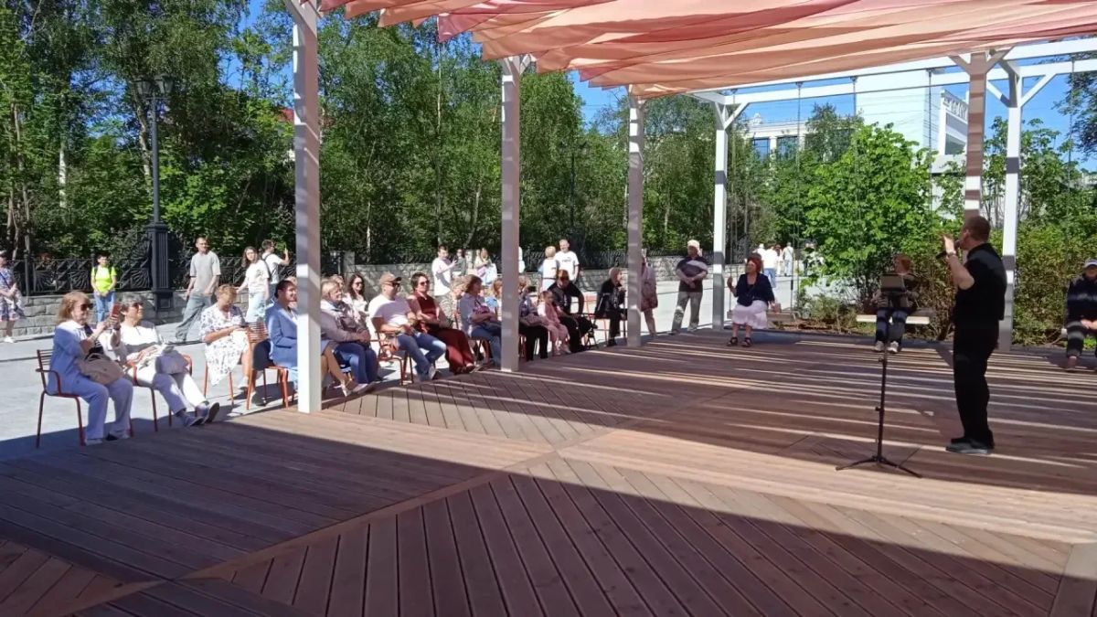 В минувшие выходные улица Ленинградская стала центром притяжения жителей и гостей города — в рамках проекта «Мурманский Арбат» здесь прошла насыщенная культурнодосуговая программа В минувшие выходные улица Ленинградская стала центром притяжения жителей и гостей города — в рамках проекта «Мурманский Арбат» здесь прошла насыщенная культурнодосуговая программа