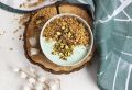 Завтрак для гурманов: ореховая гранола с фисташками и йогуртом