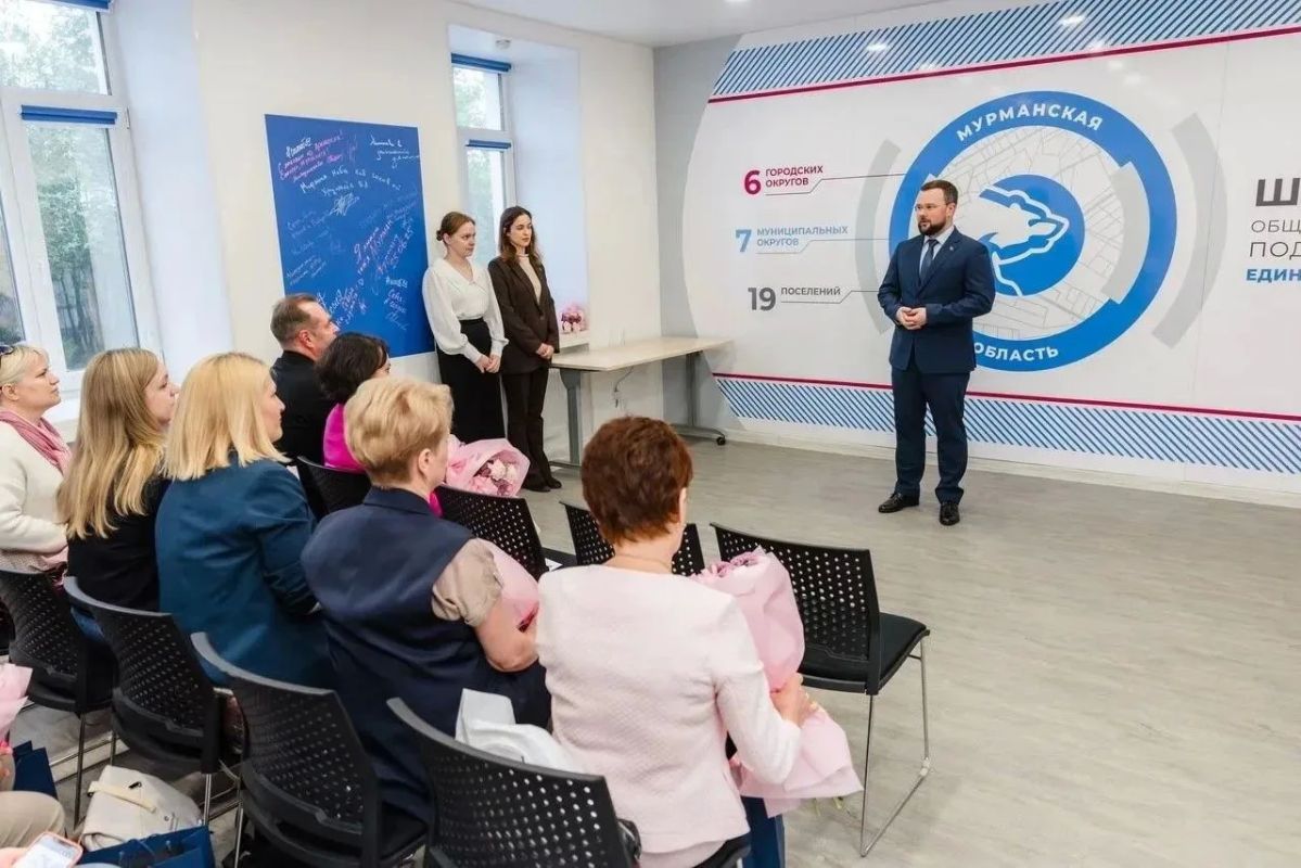 Глава города Мурманска Иван Лебедев вручил почетные знаки Губернатора Мурманской области «За оказание помощи при проведении СВО «Своих не бросаем»» в штабе общественной поддержки «Единой России» (просп Глава города Мурманска Иван Лебедев вручил почетные знаки Губернатора Мурманской области «За оказание помощи при проведении СВО «Своих не бросаем»» в штабе общественной поддержки «Единой России» (просп