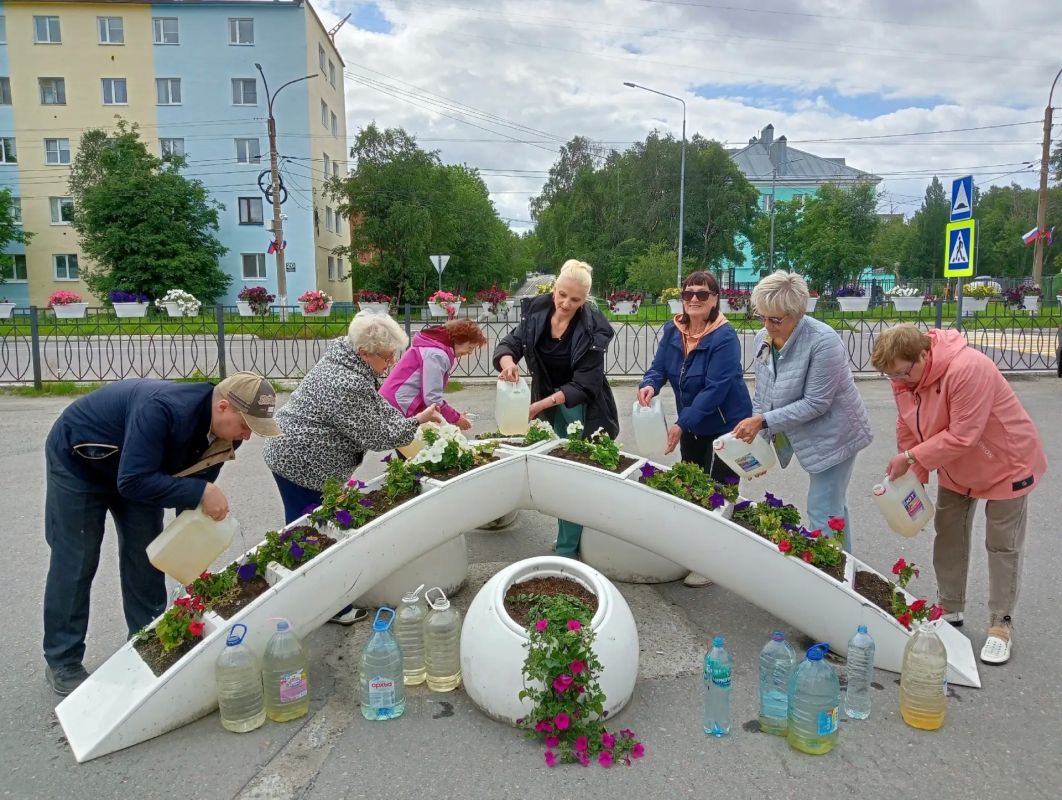 Волонтеры "Активного поколения" в Коле организовали "цветочный субботник" Волонтеры "Активного поколения" в Коле организовали "цветочный субботник"