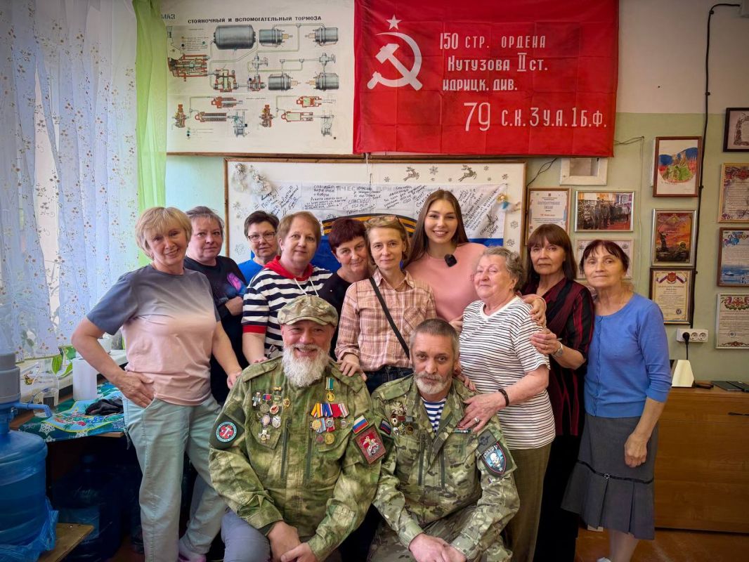 Марьяна Наумова: В Мурманске я познакомилась с замечательными женщинами из ЧВК «Вяжем Добро», которые с 2023 года безостановочно плетут маскировочные сети, накидки-«ёжики» и нашлемники для наших ребят на фронт Марьяна Наумова: В Мурманске я познакомилась с замечательными женщинами из ЧВК «Вяжем Добро», которые с 2023 года безостановочно плетут маскировочные сети, накидки-«ёжики» и нашлемники для наших ребят на фронт