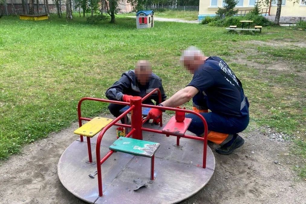 Коллектив оленегорской колонии помог социальному учреждению в благоустройстве детской площадки Коллектив оленегорской колонии помог социальному учреждению в благоустройстве детской площадки