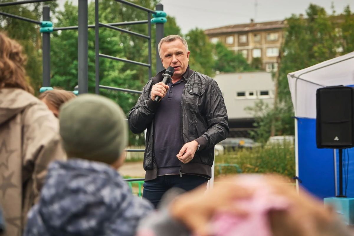 Маленькие и взрослые жители дома 19 по улице Полярные Зори дружно отметили День двора Маленькие и взрослые жители дома 19 по улице Полярные Зори дружно отметили День двора