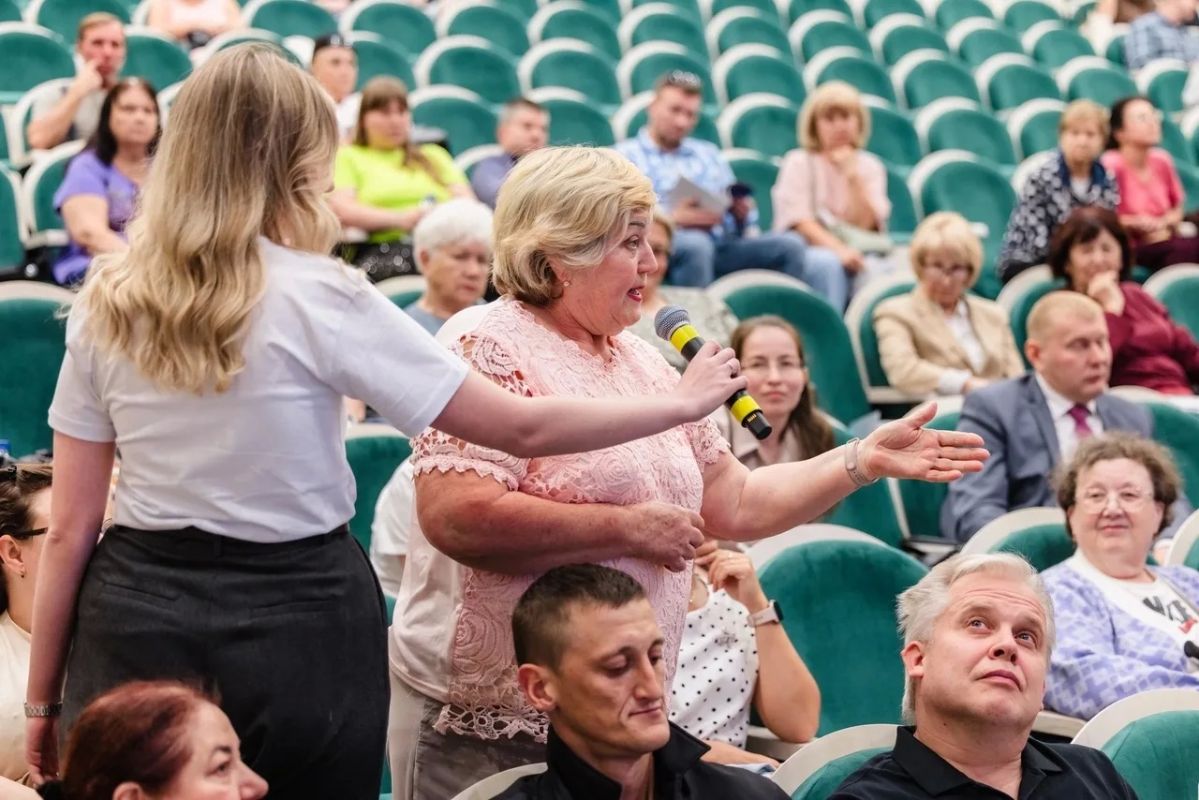 В Центре культурного развития прошла встреча губернатора Андрея Чибиса с жителями Ленинского округа В Центре культурного развития прошла встреча губернатора Андрея Чибиса с жителями Ленинского округа