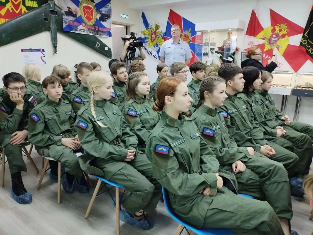 В Центре гражданско-патриотического воспитания «На Севере – жить!» открыли фотовыставку «Отец Героя России» В Центре гражданско-патриотического воспитания «На Севере – жить!» открыли фотовыставку «Отец Героя России»