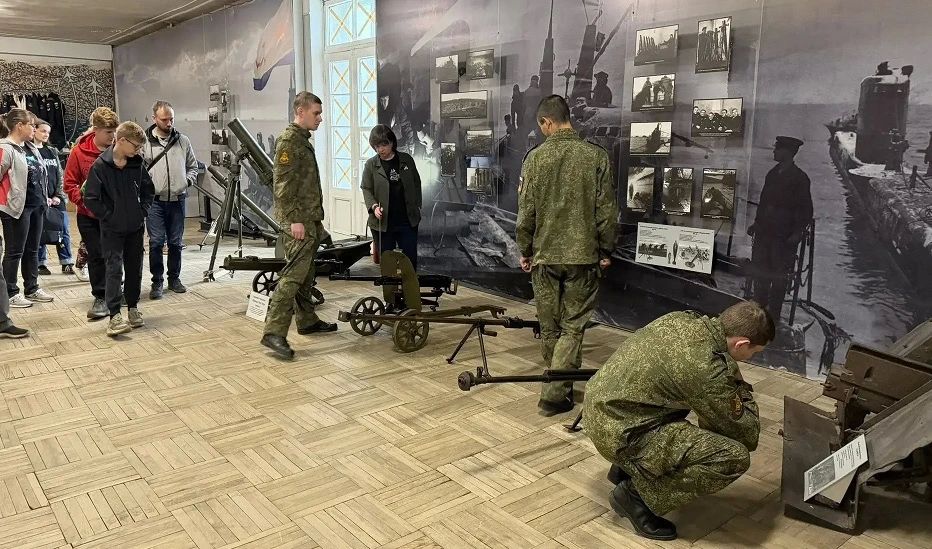 Следователи военного следственного управления СК России по Северному флоту провели экскурсию для военнослужащих Следователи военного следственного управления СК России по Северному флоту провели экскурсию для военнослужащих