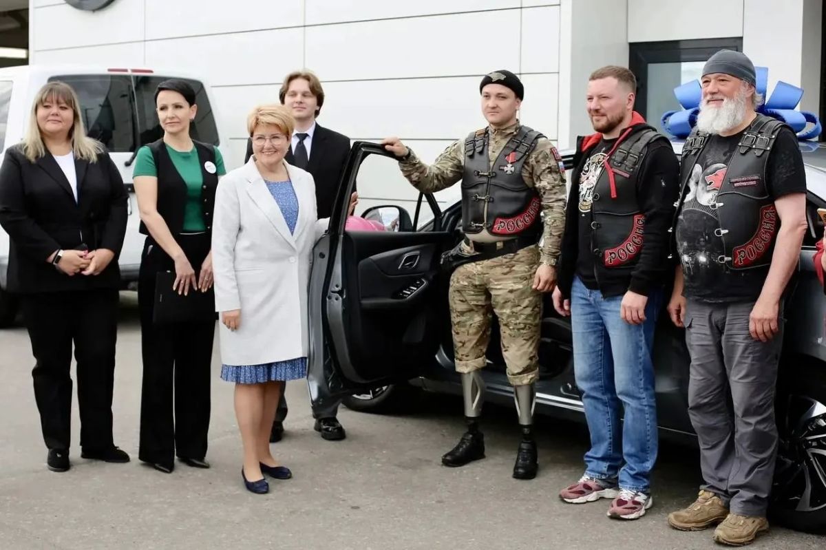 Ветерану СВО из Алакуртти вручили автомобиль с ручным управлением Ветерану СВО из Алакуртти вручили автомобиль с ручным управлением
