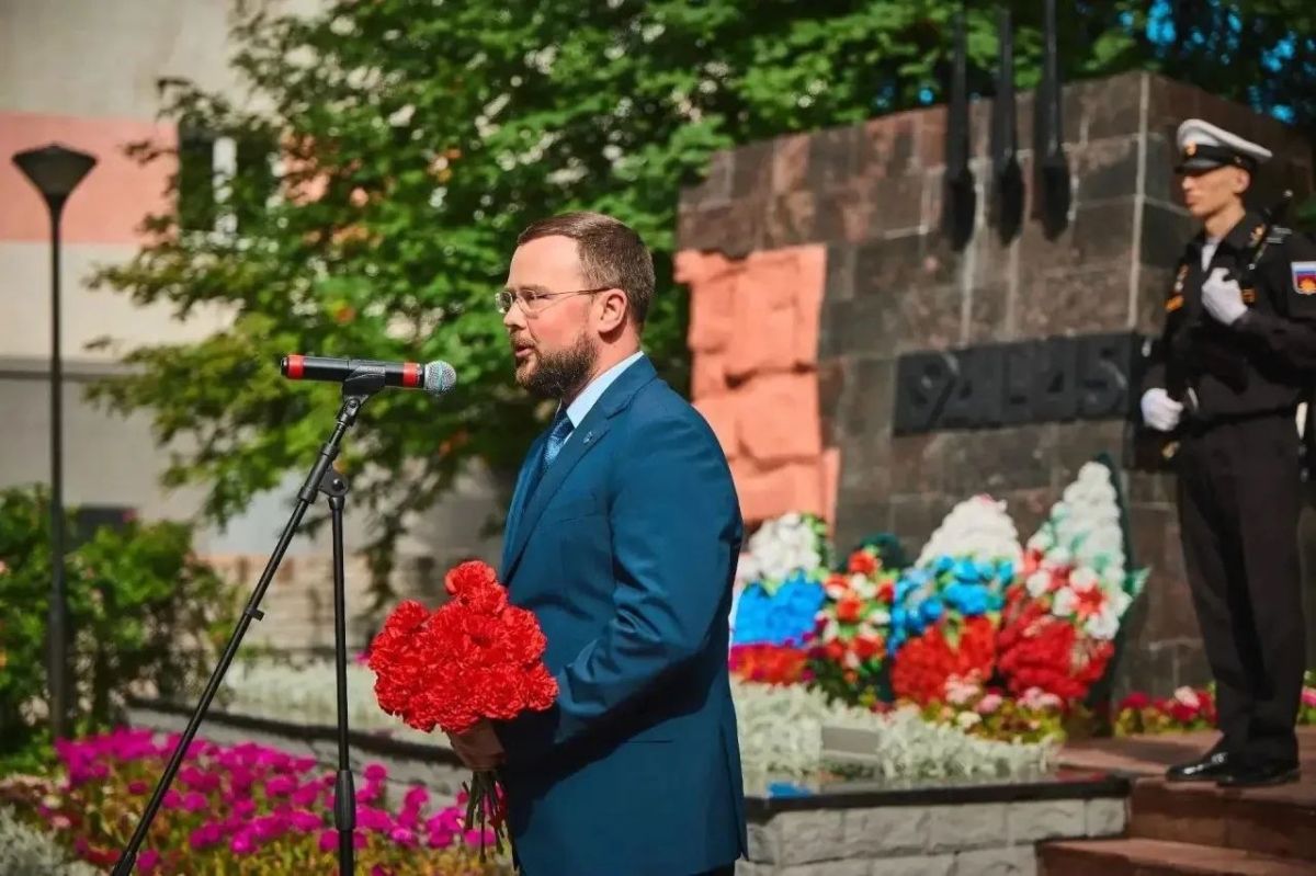 Накануне Дня строителя, который отмечается в России во второе воскресенье августа, на улице Профсоюзов у памятника в честь строителей Мурманска, погибших в годы войны, прошел традиционный митинг Накануне Дня строителя, который отмечается в России во второе воскресенье августа, на улице Профсоюзов у памятника в честь строителей Мурманска, погибших в годы войны, прошел традиционный митинг