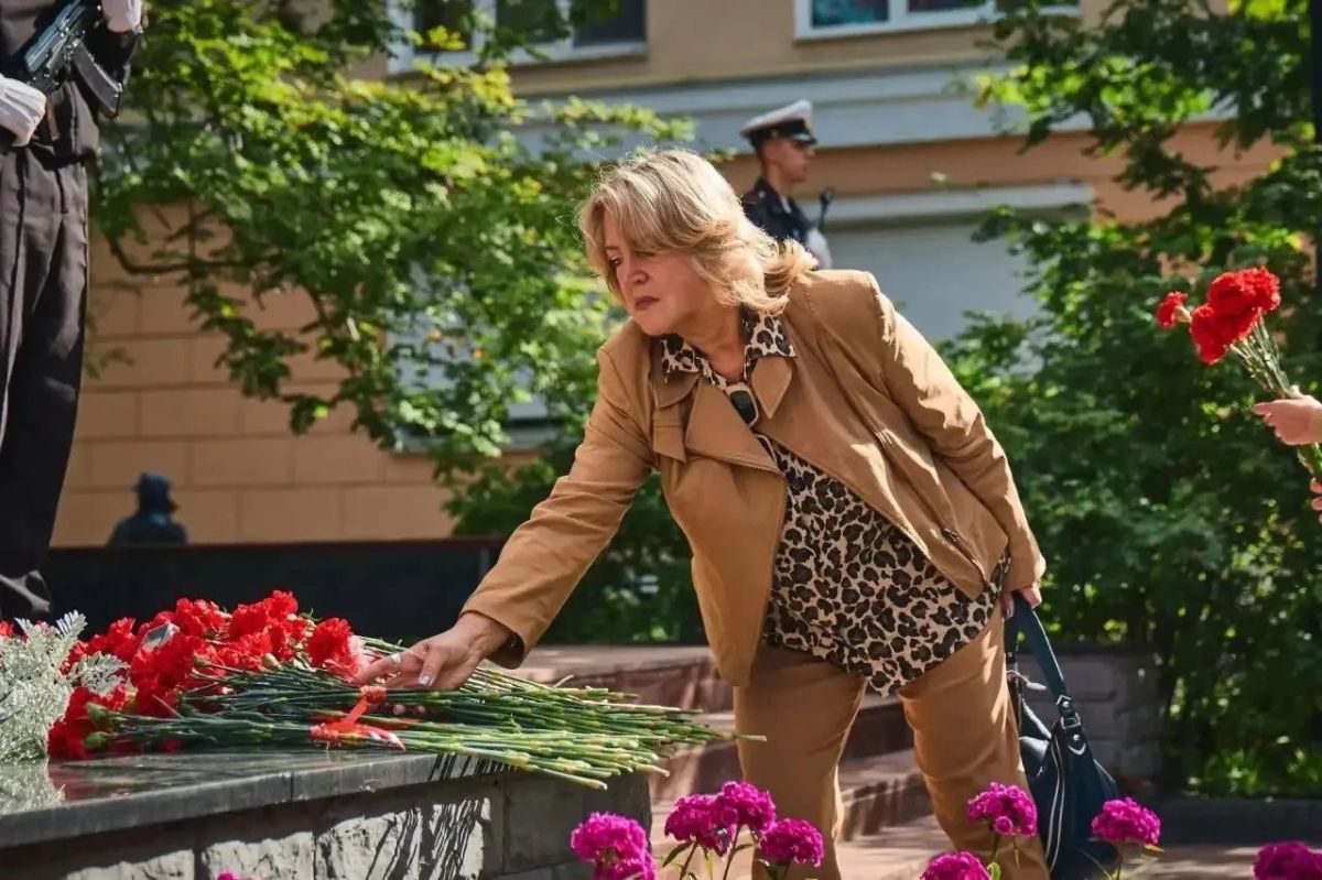 Накануне Дня строителя, который отмечается в России во второе воскресенье августа, на улице Профсоюзов у памятника в честь строителей Мурманска, погибших в годы войны, прошел традиционный митинг Накануне Дня строителя, который отмечается в России во второе воскресенье августа, на улице Профсоюзов у памятника в честь строителей Мурманска, погибших в годы войны, прошел традиционный митинг