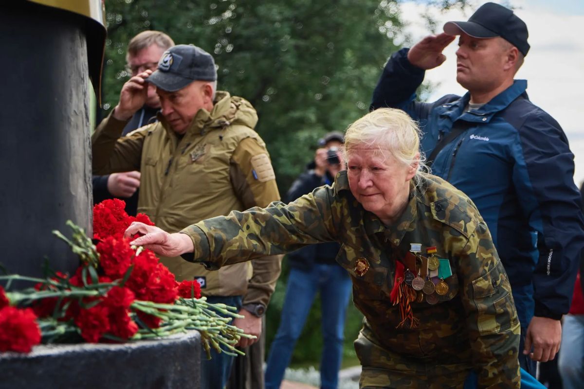 Ежегодно 12 августа в Мурманске на территории мемориального комплекса «Морякам, погибшим в мирное время» по инициативе регионального отделения Общероссийского движения поддержки флота проходит траурный митинг, в котором... Ежегодно 12 августа в Мурманске на территории мемориального комплекса «Морякам, погибшим в мирное время» по инициативе регионального отделения Общероссийского движения поддержки флота проходит траурный митинг, в котором...