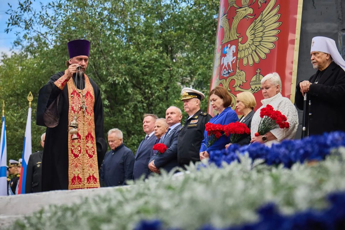 Ежегодно 12 августа в Мурманске на территории мемориального комплекса «Морякам, погибшим в мирное время» по инициативе регионального отделения Общероссийского движения поддержки флота проходит траурный митинг, в котором... Ежегодно 12 августа в Мурманске на территории мемориального комплекса «Морякам, погибшим в мирное время» по инициативе регионального отделения Общероссийского движения поддержки флота проходит траурный митинг, в котором...