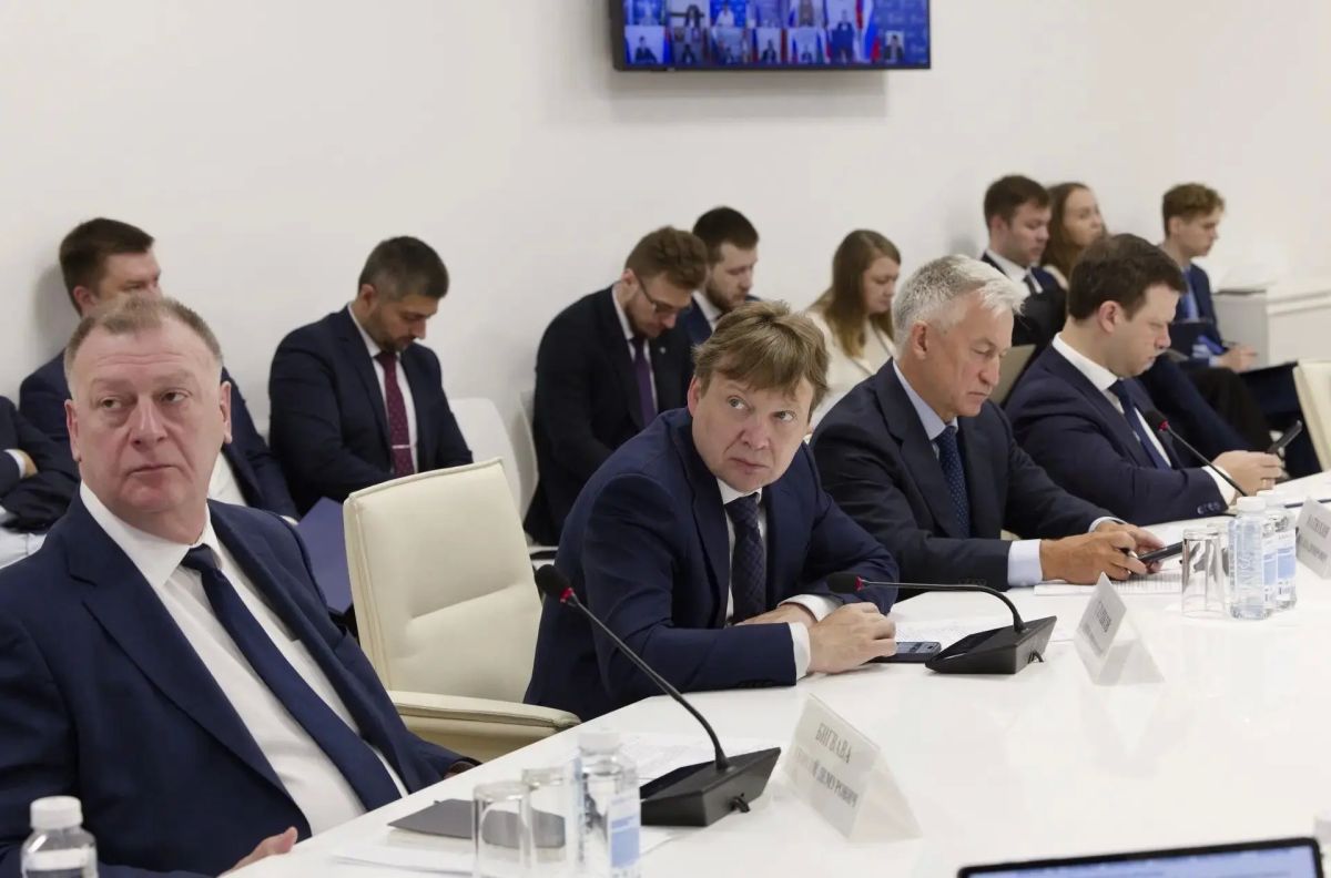 Глава Минстроя России Ирек Файзуллин провел еженедельное совещание с регионами и главными распорядителями бюджетных средств (ГРБС) Глава Минстроя России Ирек Файзуллин провел еженедельное совещание с регионами и главными распорядителями бюджетных средств (ГРБС)