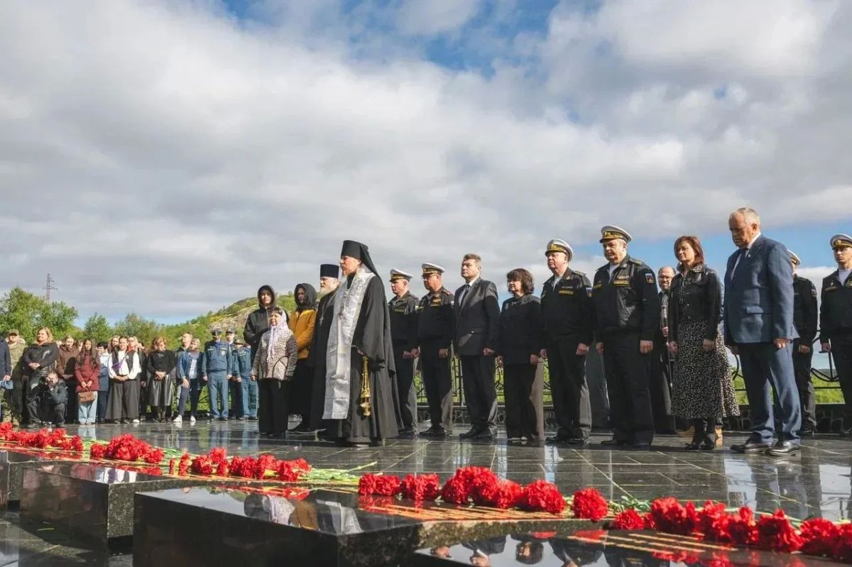 В Видяево почтили память 118 героев-подводников «Курска» В Видяево почтили память 118 героев-подводников «Курска»