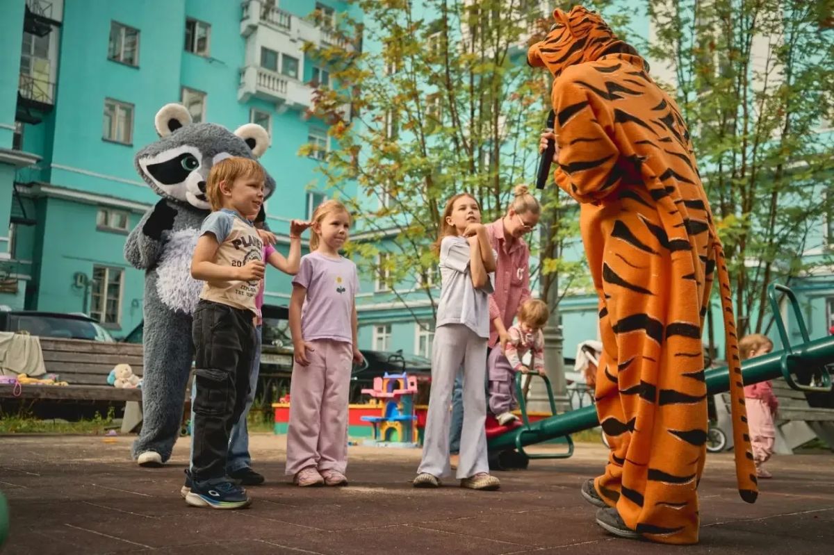 «День двора» — праздник, который сближает соседей и становится для мурманчан приятным поводом провести время активно и на свежем воздухе «День двора» — праздник, который сближает соседей и становится для мурманчан приятным поводом провести время активно и на свежем воздухе