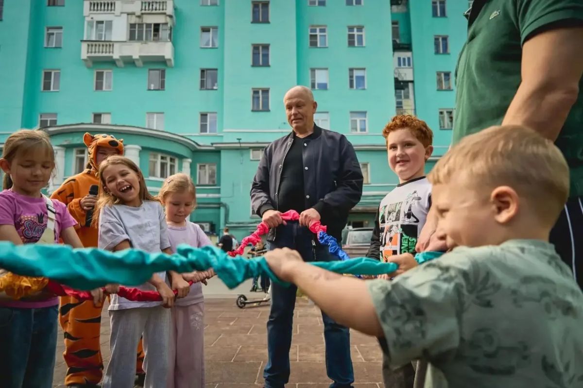 «День двора» — праздник, который сближает соседей и становится для мурманчан приятным поводом провести время активно и на свежем воздухе «День двора» — праздник, который сближает соседей и становится для мурманчан приятным поводом провести время активно и на свежем воздухе