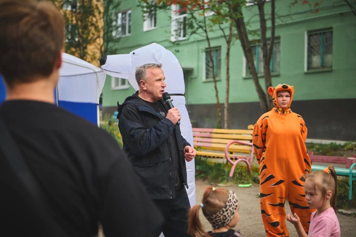 «День двора» — праздник, который сближает соседей и становится для мурманчан приятным поводом провести время активно и на свежем воздухе «День двора» — праздник, который сближает соседей и становится для мурманчан приятным поводом провести время активно и на свежем воздухе