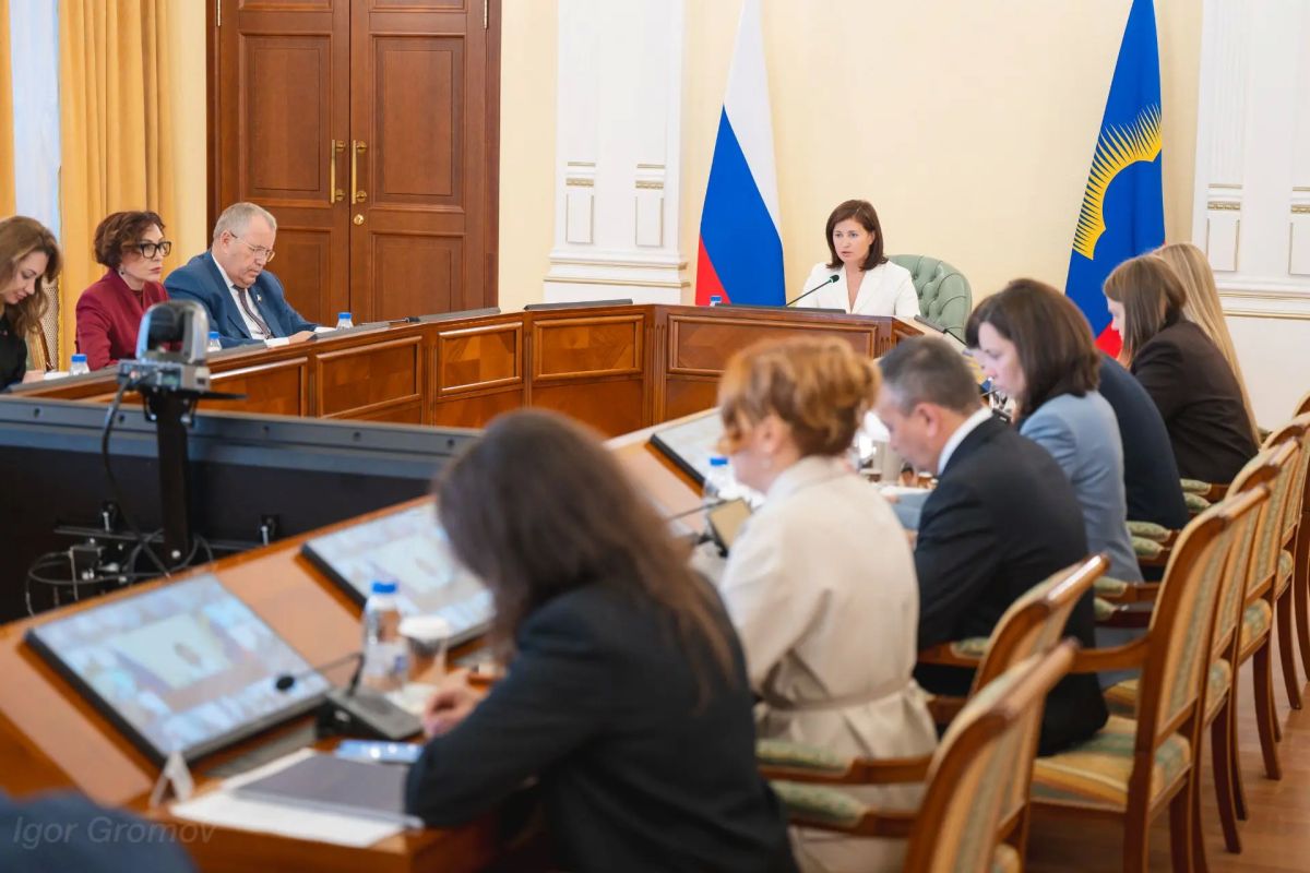 На оперативном совещании министр градостроительства и благоустройства Мурманской области Элина Парамонова рассказала о ходе работ по благоустройству территорий и ремонту дворов по всему региону На оперативном совещании министр градостроительства и благоустройства Мурманской области Элина Парамонова рассказала о ходе работ по благоустройству территорий и ремонту дворов по всему региону