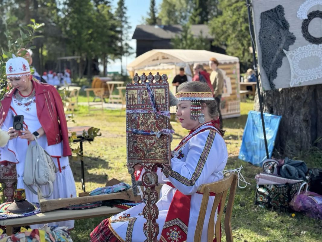 Более тысячи человек приняли участие в открытом фестивале народного творчества «Соцветие традиций России» в Умбе Более тысячи человек приняли участие в открытом фестивале народного творчества «Соцветие традиций России» в Умбе